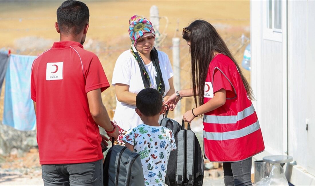 Yeni eğitim öğretim dönemi için yardımlarına başlayan Türk Kızılay, yaklaşık