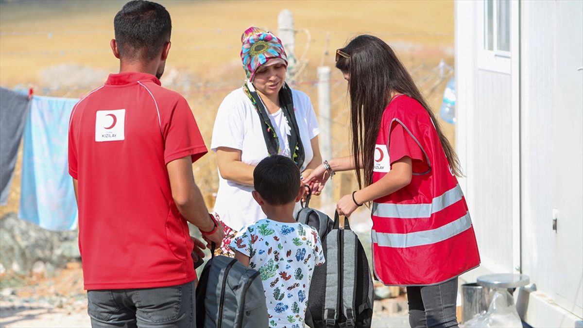 Yeni eğitim öğretim dönemi için yardımlarına başlayan Türk Kızılay, yaklaşık