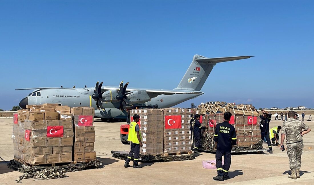 Türkiye'den Lübnan'a insani yardım taşıyan uçak, başkent Beyrut'taki Uluslararası Refik