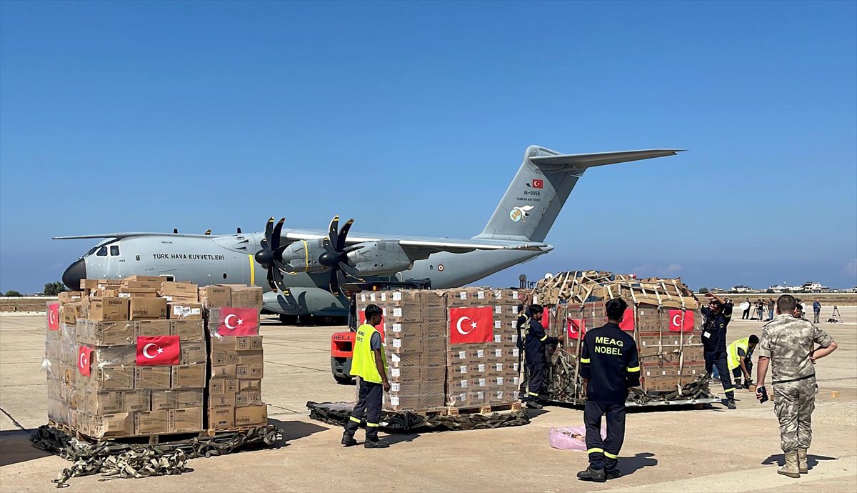 Türkiye'den Lübnan'a insani yardım taşıyan uçak, başkent Beyrut'taki Uluslararası Refik