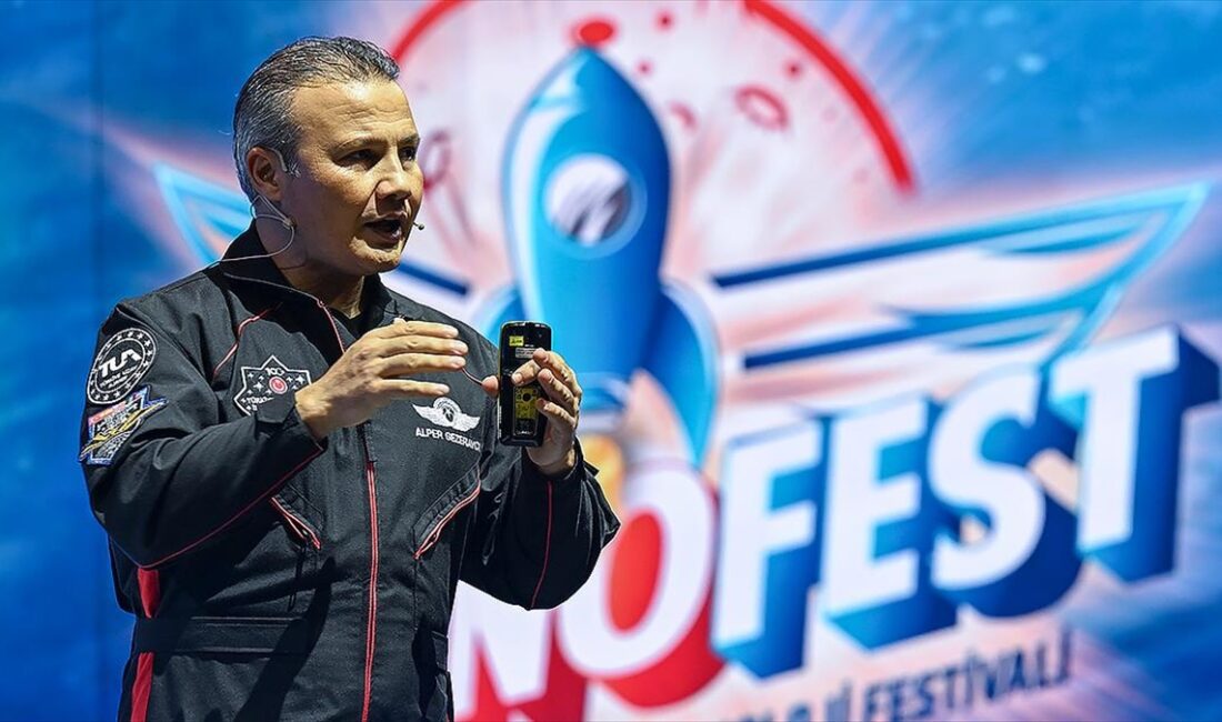 TEKNOFEST Akdeniz Teknoloji Yarışmaları finalinde gençlerle bir araya gelen Gezeravcı,