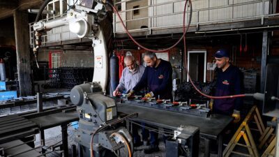 Konya'nın Sarayönü ilçesinde, üç kuşaktır demircilik yapan aile, mütevazı atölyelerinde