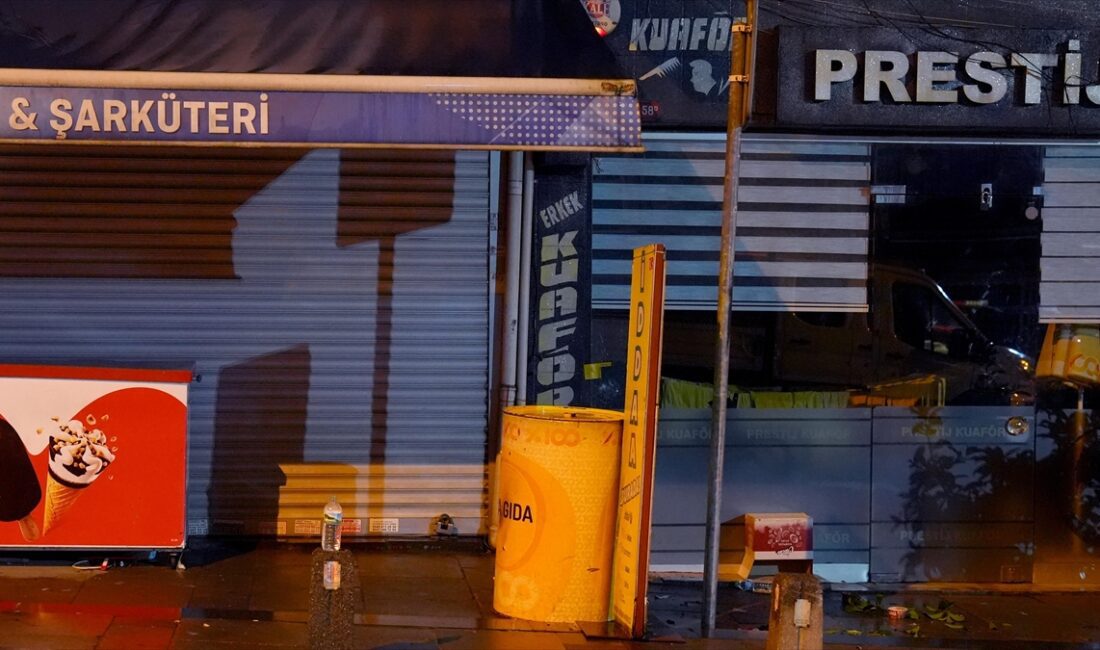 Ümraniye'de, motosiklet hırsızlığı suçundan yakalanan şüphelinin, yaşanan arbede sırasında silahla