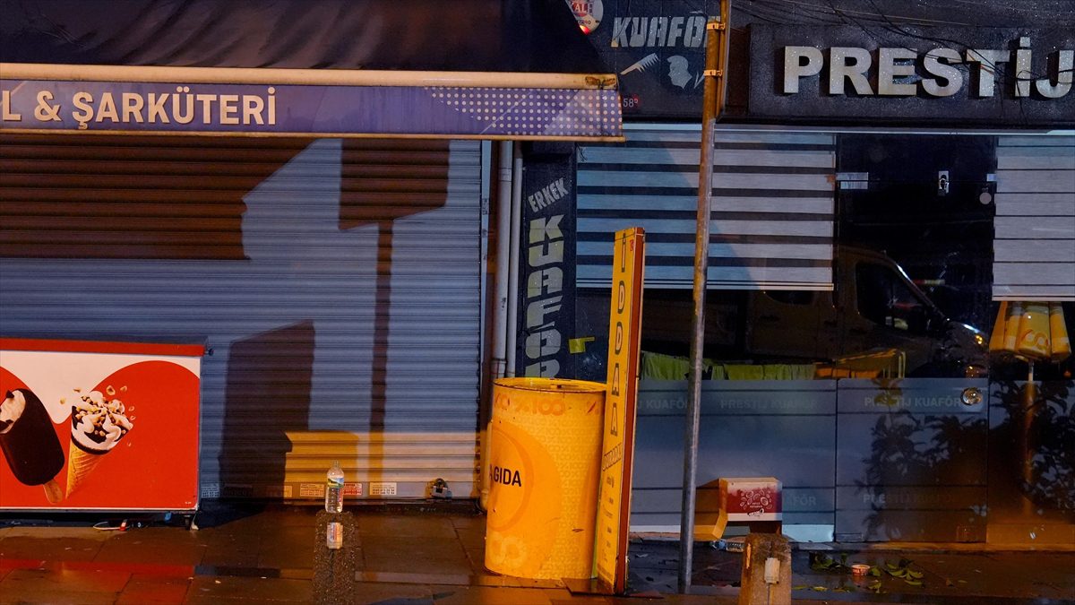 Ümraniye'de, motosiklet hırsızlığı suçundan yakalanan şüphelinin, yaşanan arbede sırasında silahla
