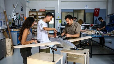 Adana'da üniversite öğrencileri, kargo taşımacılığında kullanılması için geliştirip ilk test