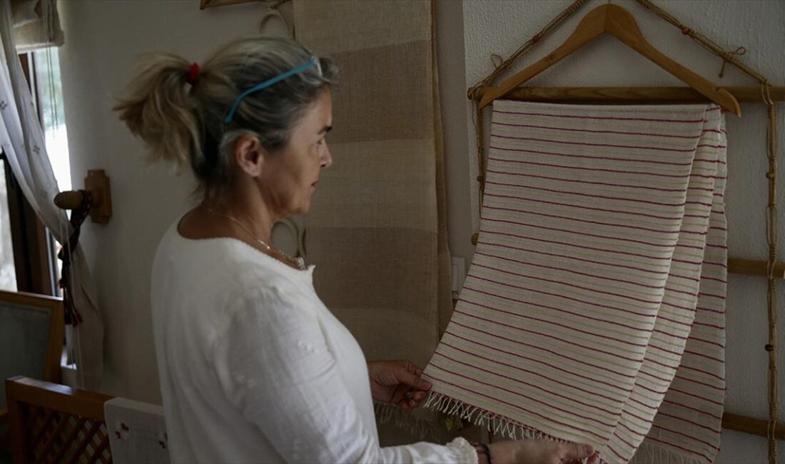 Muğla'nın Fethiye ilçesinde kaybolmaya yüz tutan geleneksel dokuma "Üzümlü dastarı",