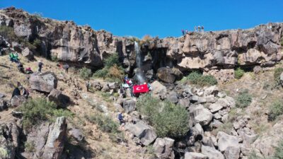 Van'ın Erciş ilçesinde doğaseverler, ellerinde Türk bayraklarıyla Deliçay Kanyonu'nda yürüyüş