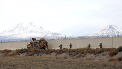 Düzensiz göçmenlerin sınırdan geçişini önlemenin yanı sıra kaçakçılık faaliyetleri ve