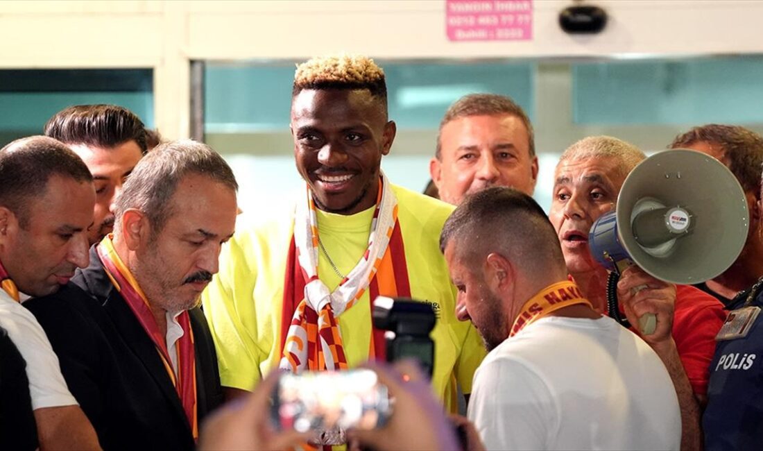 Galatasaray'ın geçici transferi için görüşmelere başladığı Nijeryalı santrfor Victor Osimhen,
