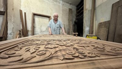 Trabzon'da baba mesleği ahşap oymacılığı sürdüren 79 yaşındaki Yaşar Ercin'in