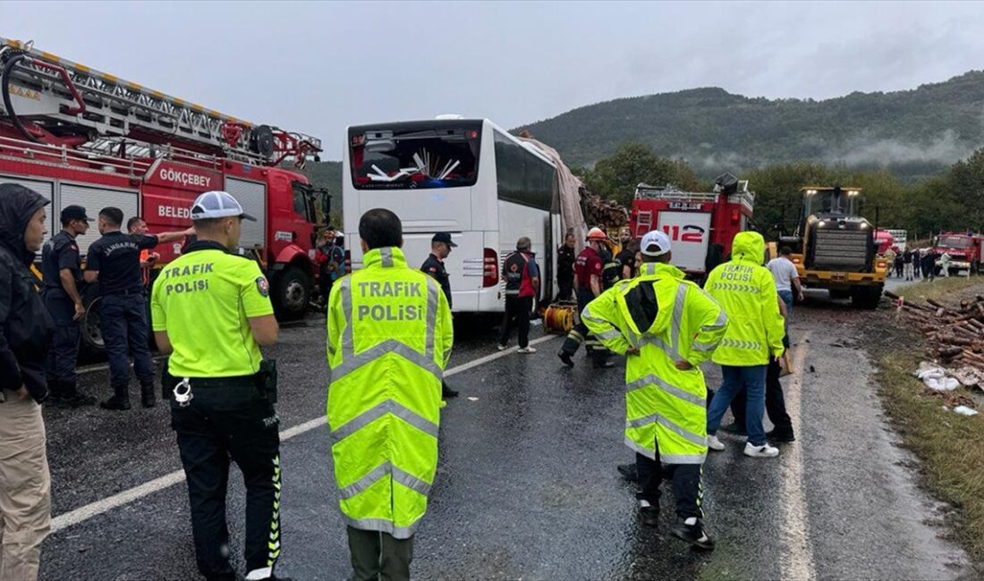 Zonguldak'ın Gökçebey ilçesinde yolcu otobüsüyle kamyonun çarpışması sonucu 2 kişi