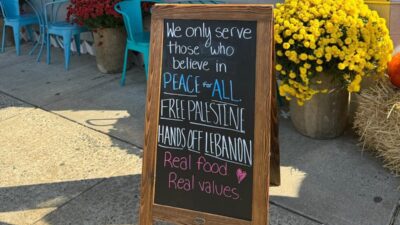 ABD’nin New Jersey eyaletinde işlettiği pastanenin girişindeki tabelaya Filistin ve