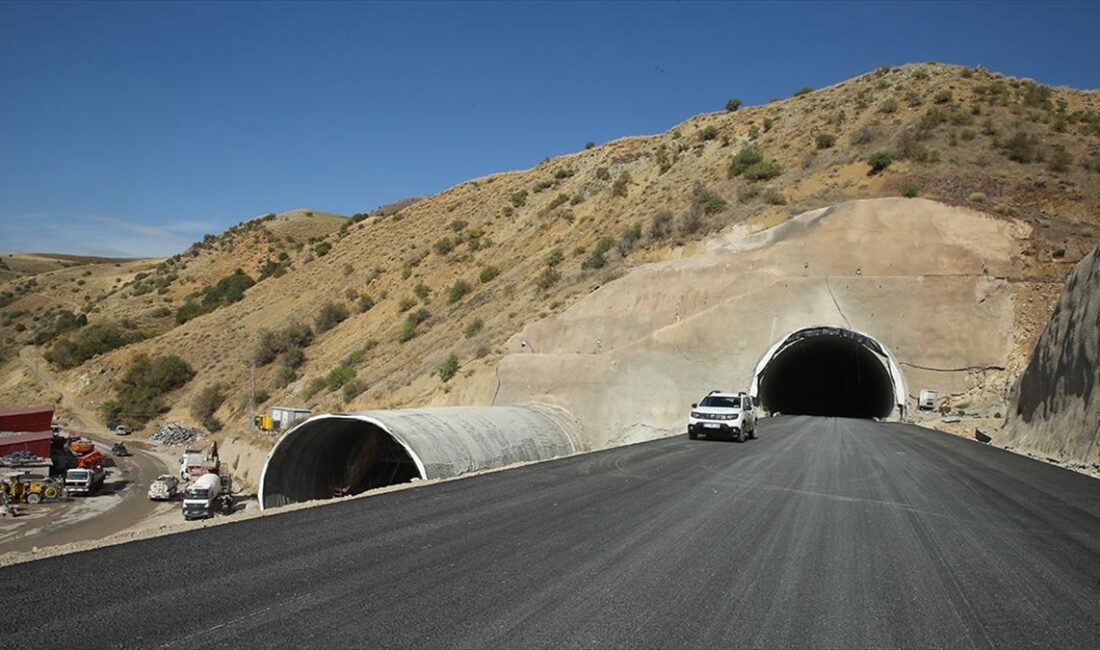 Hakkari'nin Yüksekova ilçesinde taş düşmesi, heyelan ve çığ tehlikesinin yaşandığı