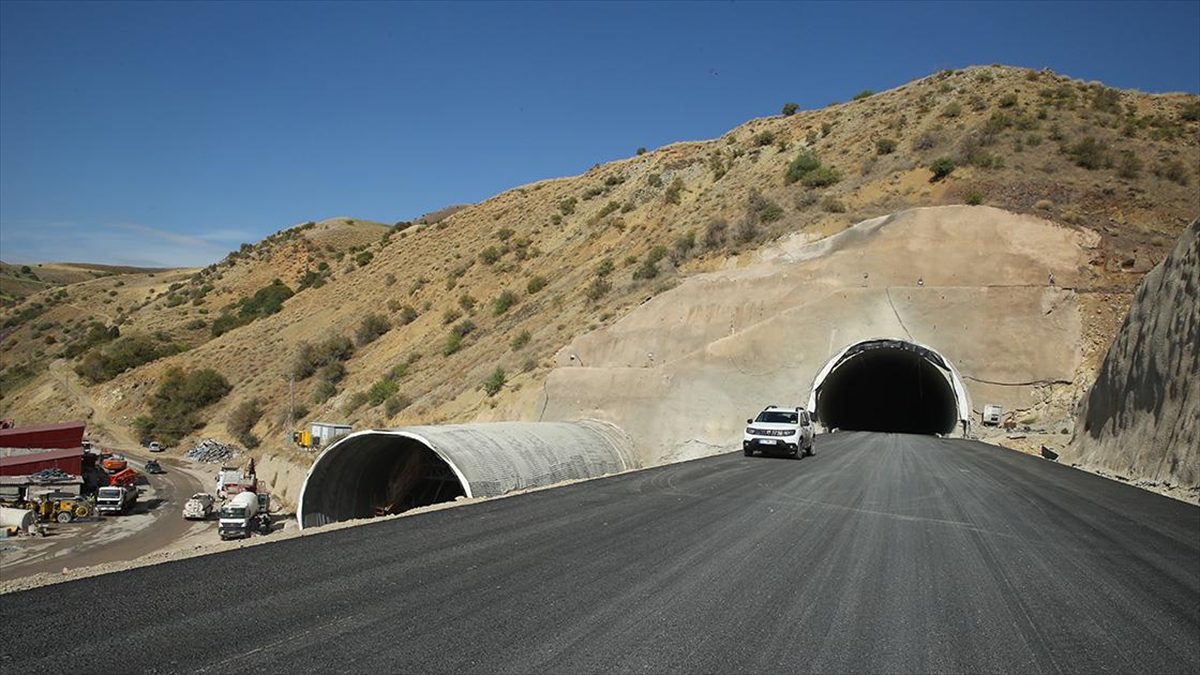 Hakkari'nin Yüksekova ilçesinde taş düşmesi, heyelan ve çığ tehlikesinin yaşandığı