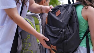 Ağır çanta taşıyan öğrencilerde sırt ve bel ağrısı riski artıyor Ortopedi ve Travmatoloji Uzmanı Opr. Dr. Özgür Oktay Nar, okulların