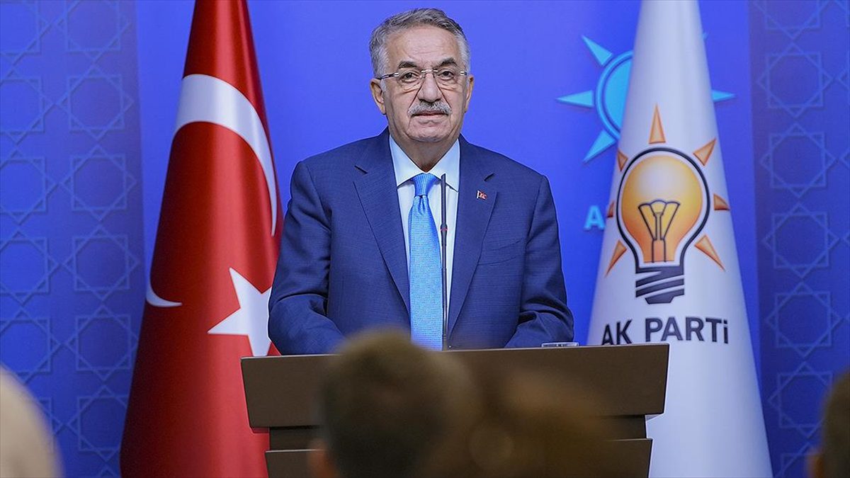 AK Parti Genel Başkan Yardımcısı Hayati Yazıcı, parti genel merkezinde