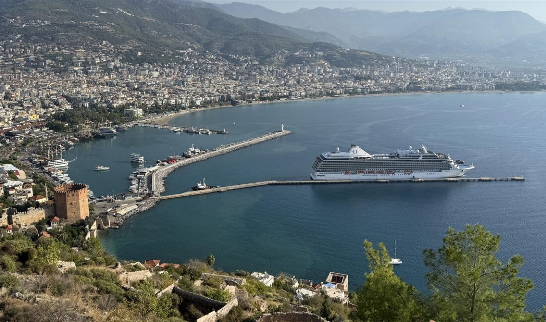 Marshall Adaları bayraklı "Riviera" adlı kruvaziyer Antalya'nın Alanya ilçesine geldi.