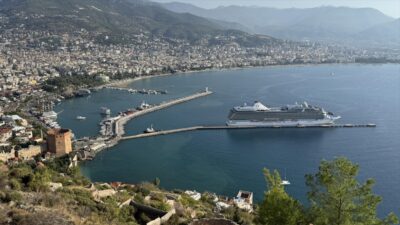 Marshall Adaları bayraklı "Riviera" adlı kruvaziyer Antalya'nın Alanya ilçesine geldi.