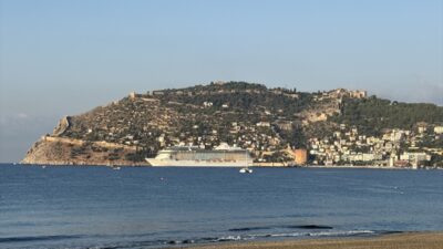 ANTALYA (AA) – Marshall Adaları bayraklı "Riviera" adlı kruvaziyer Antalya'nın