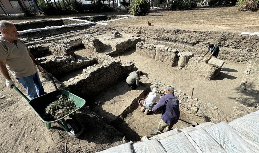 Hatay'da Roma Dönemi'nde inşa edilen Antakya Antik Hipodrom'un çevresinde yürütülen