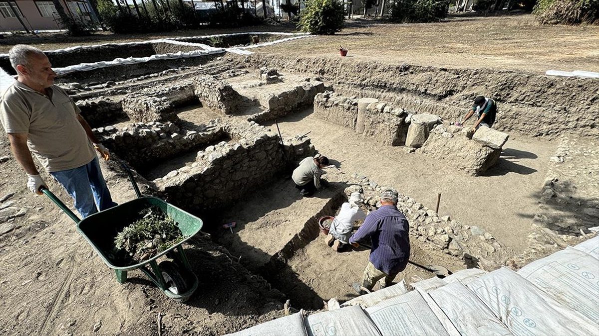 Hatay'da Roma Dönemi'nde inşa edilen Antakya Antik Hipodrom'un çevresinde yürütülen