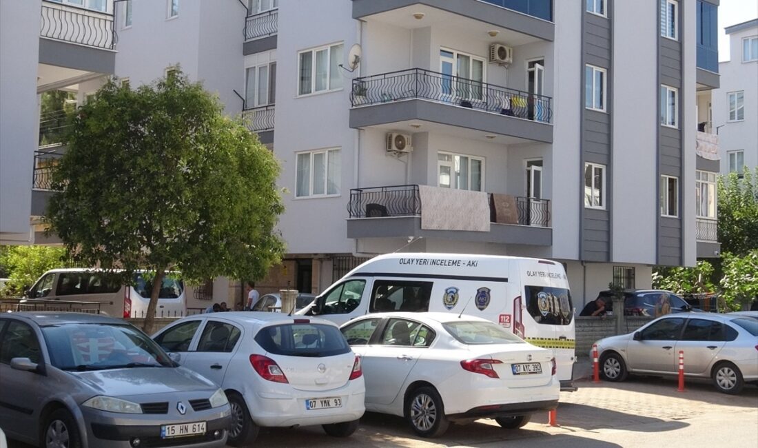 ANTALYA (AA) – Antalya'nın Muratpaşa ilçesinde bir kişi yalnız yaşadığı