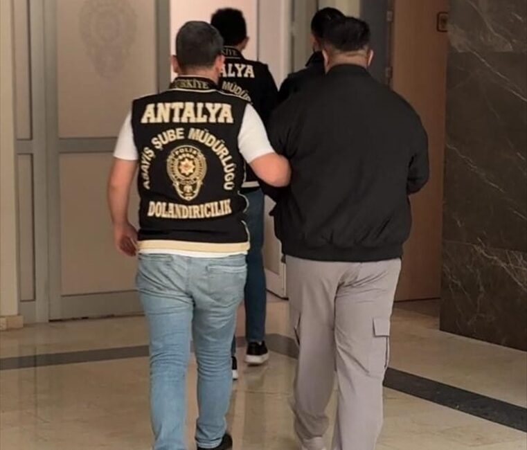 ANTALYA (AA) – Antalya'da dolandırıcılık yaptıkları gerekçesiyle yakalanan 2 şüpheli