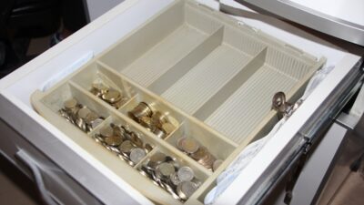 ANTALYA (AA) – Antalya’da eczaneden hırsızlık güvenlik kamerasınca görüntülendi. Antalya’nın