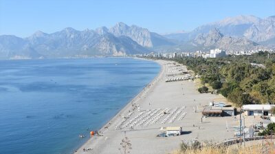 Antalya'da etkili olan güneşli havayı değerlendirmek isteyen turistler ve kent