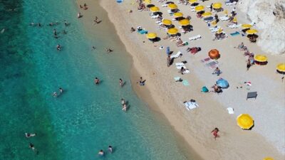 ANTALYA (AA) – Antalya'nın Kaş ilçesinde güneşli havayı fırsat bilen