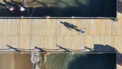 ANTALYA (AA) – Antalya'da güneşli havayı fırsat bilen tatilciler, sahillerde