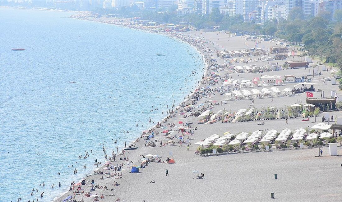 Antalya'da güneşli havayı değerlendirmek isteyenler sahillerde zaman geçirdi.