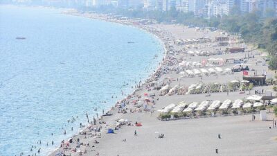 Antalya'da güneşli havayı değerlendirmek isteyenler sahillerde zaman geçirdi.