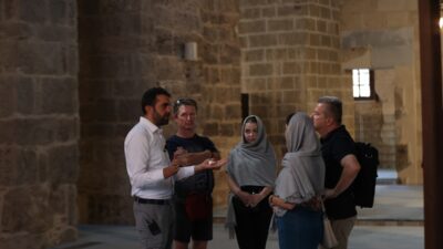 ANTALYA (AA) – Antalya’da imam görev yaptığı tarihi camiyi turistlere
