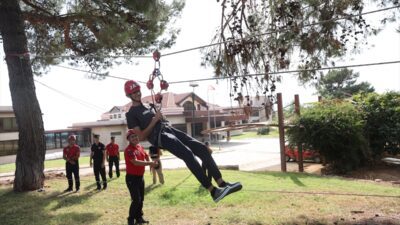 - Öğrencilere, Antalya JAK ekibince arama kurtarma köpekleriyle gösteri sunuldu