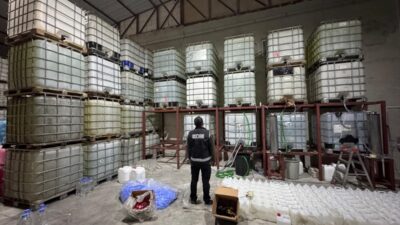 ANTALYA (AA) – Antalya'nın Konyaaltı ilçesinde düzenlenen kaçak içki operasyonunda