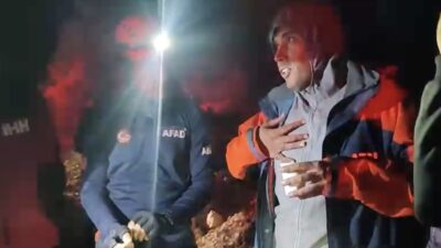 Antalya'nın Alanya ilçesinde doğa yürüyüşü yaparken kayalıklardan düşerek mahsur kalan