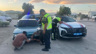 ANTALYA (AA) – Antalya'nın Kumluca ilçesinde, başka bir aracın plakasını