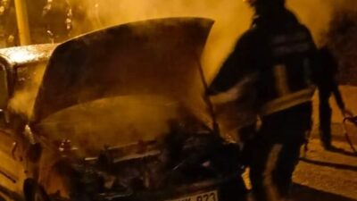 Antalya'nın Finike ilçesinde, seyir halindeyken yanan otomobil kullanılamaz hale geldi.