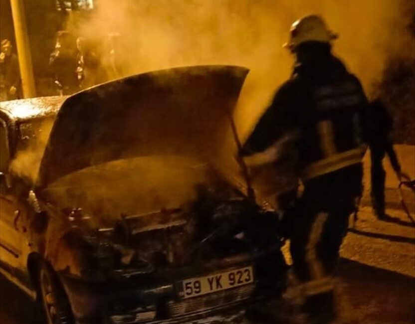ANTALYA (AA) – Antalya'nın Finike ilçesinde, seyir halindeyken yanan otomobil