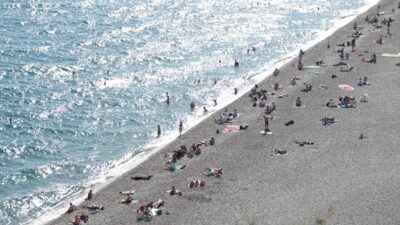 ANTALYA (AA) – Antalya'da sıcak hava ve nemden bunalanlar, sahillerde
