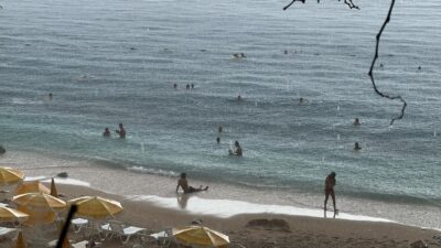 ANTALYA (AA) – Antalya'nın Kaş ilçesinde aniden bastıran yağışa aldırış