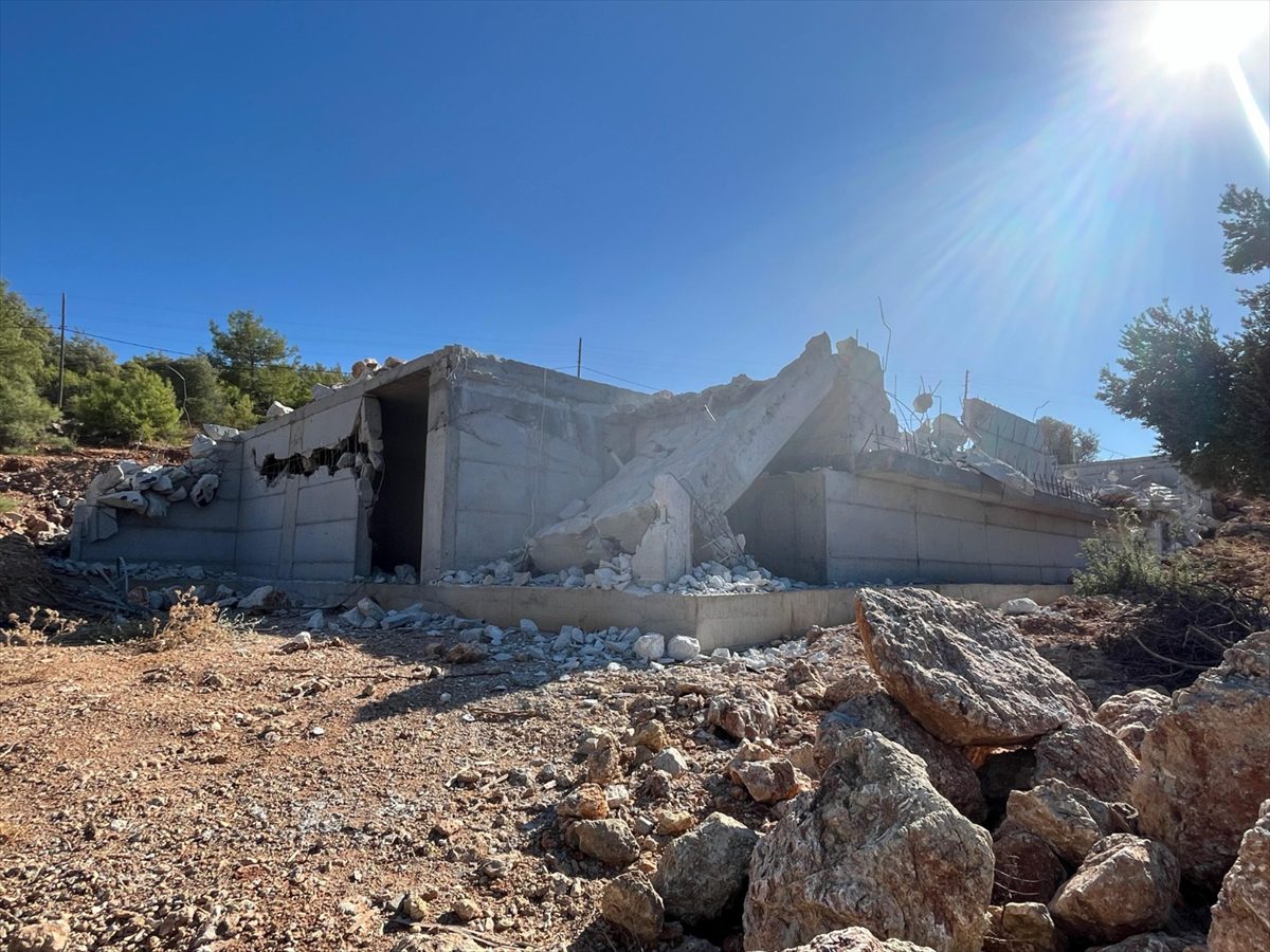 ANTALYA (AA) – Antalya'nın Kaş ilçesinde kaçak inşa edildikleri belirlenen