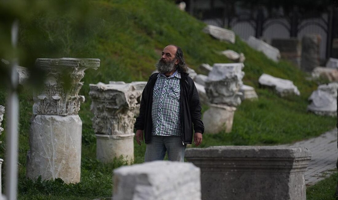 Genellikle kötü karakterleri canlandıran Aydan Çakır, doğup büyüdüğü Düzce'de çocuk