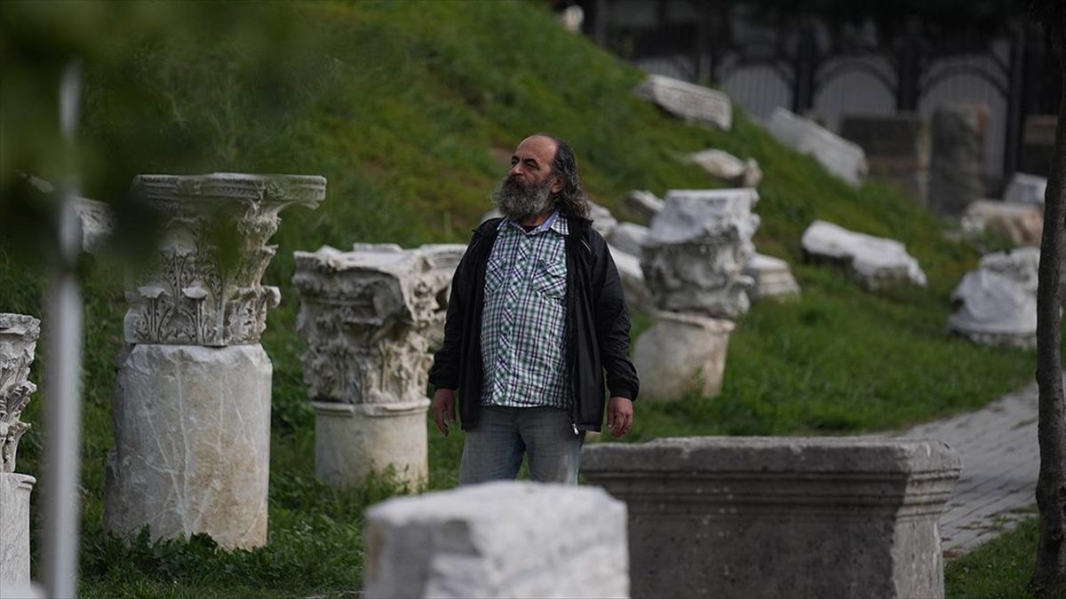 Genellikle kötü karakterleri canlandıran Aydan Çakır, doğup büyüdüğü Düzce'de çocuk