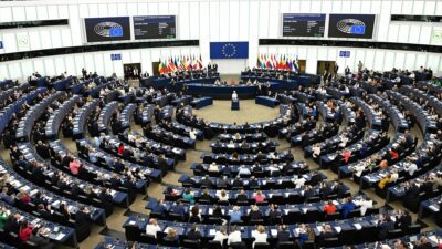 Sol gruptan İrlandalı Milletvekili Lynn Boylan, "Hastaları hastane yataklarında diri