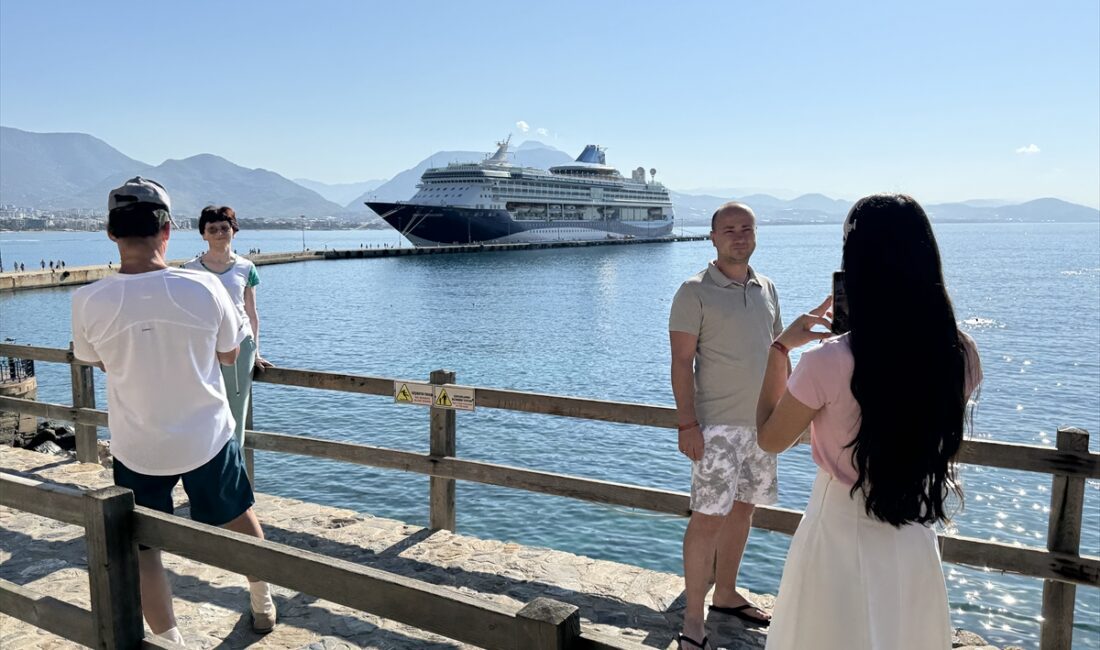 ANTALYA (AA) – Bahama bayraklı "Marella Discovery" adlı kruvaziyer Antalya'nın