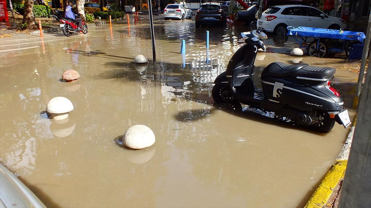 Balıkesir'in Erdek ilçesinde şiddetli sağanak hayatı olumsuz etkiledi.