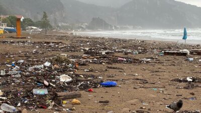 Bartın'da sağanağın etkisiyle Bartın Irmağı'nın denize sürüklediği atıklar, İnkumu sahilinde