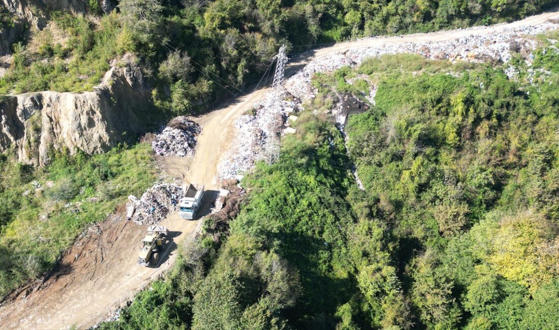 BARTIN (AA) – Bartın’da vahşi depolama alanının dolması nedeniyle yola